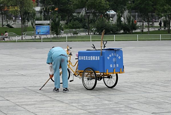 Beijing - Cleaner at the Olympic grounds