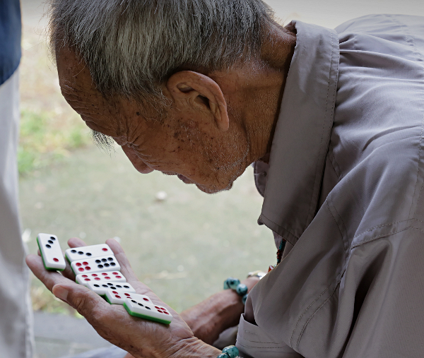 Beijing - Playing dominoes at the Temple of Heaven