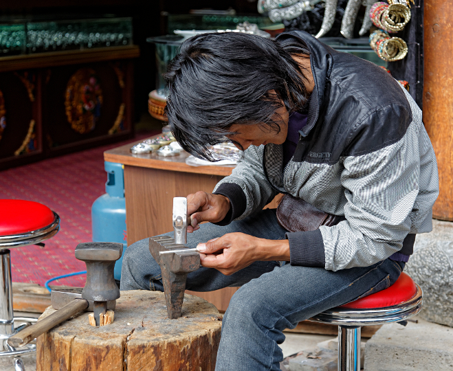 Shangri-la City - Silversmith in the Old City