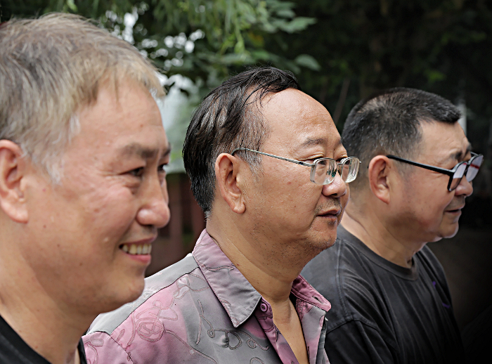 Mt Emei And Leshan - Watching Street Tai Ji