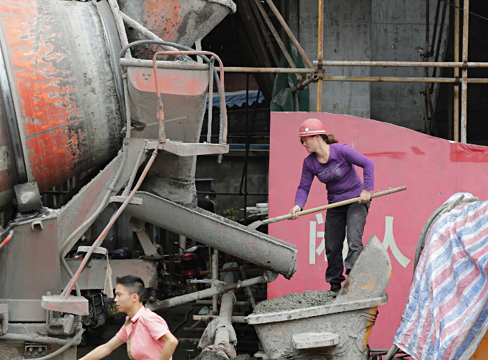 Mt Emei And Leshan - Lady Cement Worker