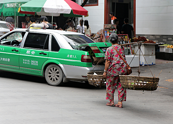 Mt Emei And Leshan - Street Vendor at Leshan