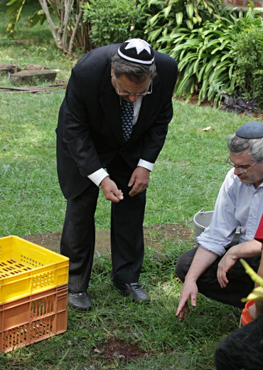 Visiting Nairobi, Kenya - Rabbi Riskin Covering the Quail's Blood - As Prescribed in the Torah