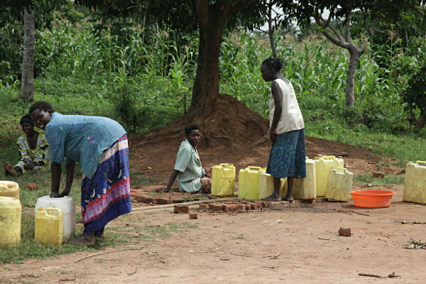 Visiting the Abayudaya Tribe in Putti, Uganda - Ladies at the Well