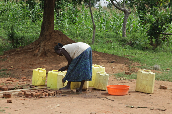 Visiting the Abayudaya Tribe in Putti, Uganda - Ladies at the Well