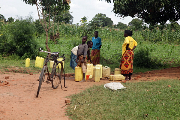 Visiting the Abayudaya Tribe in Putti, Uganda - Ladies at the Well