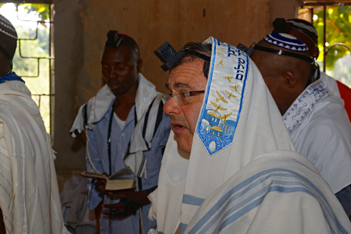 Putti Synagogue, Uganda
 - Rabbi Riskin in Shule in Putti