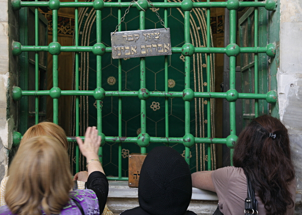 Hevron on Tisha b'Av, 5771 - Ladies at Avraham Avinu's Grave, Ma'arat haMachpela