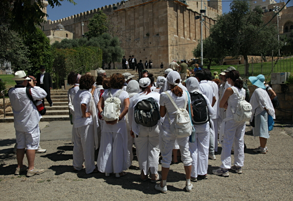 Hevron on Tisha b'Av, 5771 - A bus discourged this group of people all dressed in white