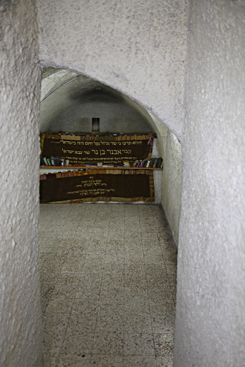 Hevron - Entering the Tomb of General Avner ben Ner