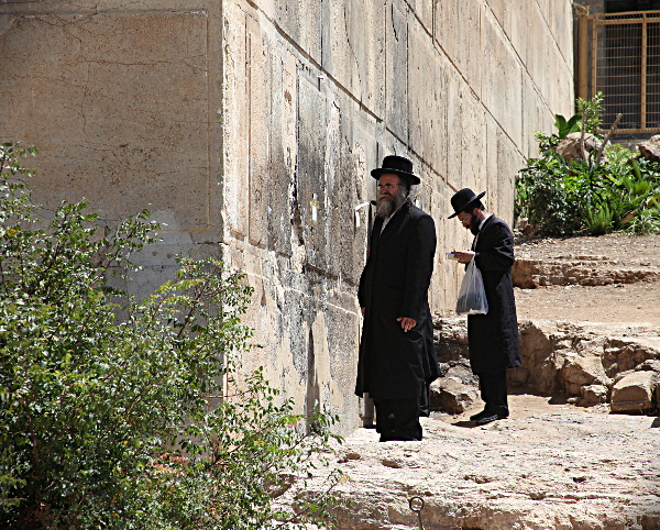 Hevron - Ma'arah Wall: Maybe this is the Kotel?