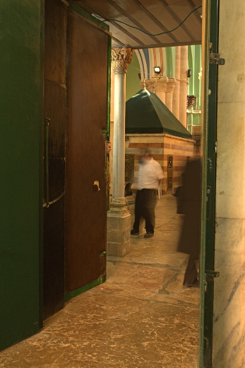 Ma'arat haMachpela - Doorway from Avraham to Yitzhak