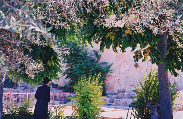 Ma'arat haMachpela - Entrance to Gan Eden