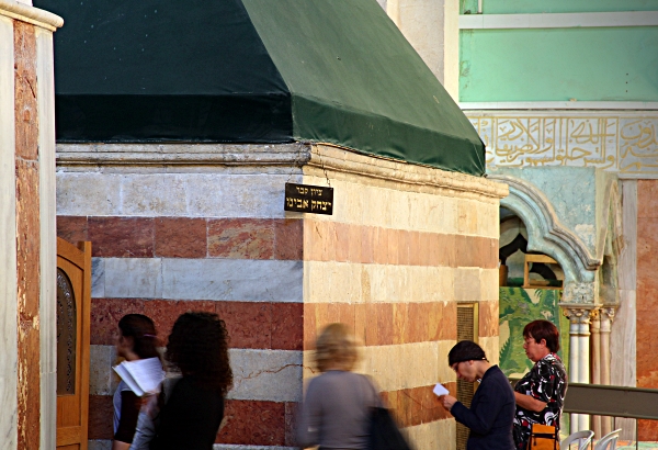 Ma'arat haMachpela - Ladies Praying with Yitzhak Avinu I