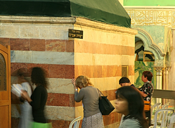 Ma'arat haMachpela - Ladies Praying with Yitzhak Avinu II