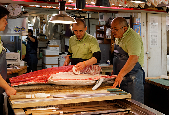 The largest Fish Market in the world - Slicing Fresh Tuna