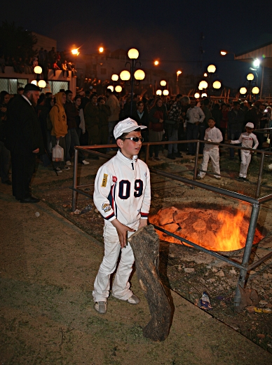 Samaritan, Shomronim, Passover Sacrifice - A log to stoke the cooking pit