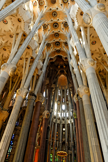 Gaudi's Sagrada Familia in Barcelona - Different materials for different load baring