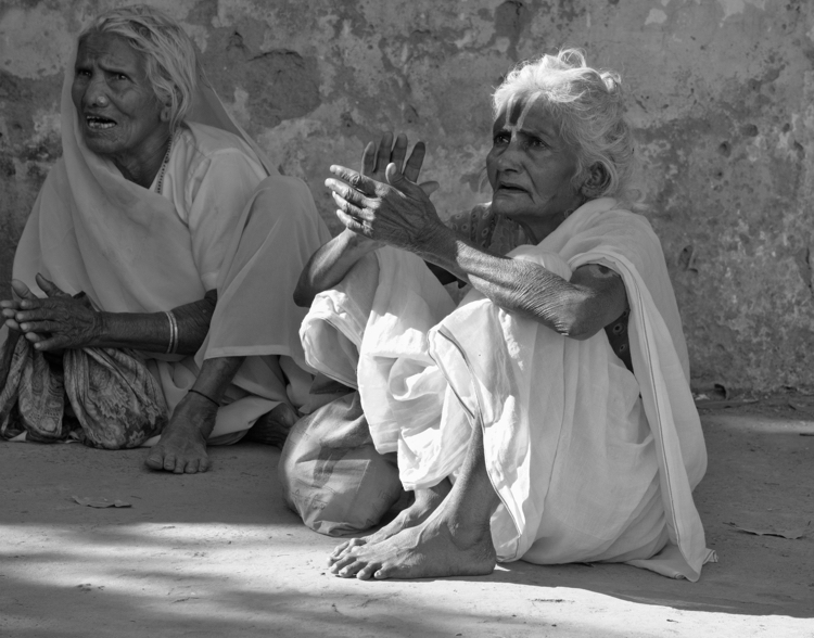 India 2014 - Seated Ladies, Pushkar