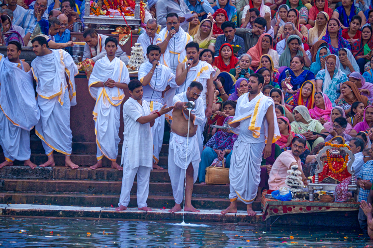 India 2015 - Pouring Milk During Ganga Evening Ceremony, Haridwar