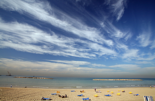 Tel Aviv on the Sandy Beach - Clouds in my Coffee and Beach Chair Lyrics