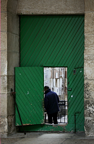 Har haBayit - An Israeli policeman in one of the gates to the Temple Mount, - through which only Arabs may enter